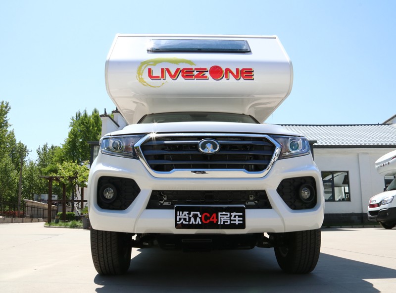 四驅、兩張超大床人床的房車，看這款