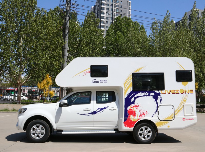 四驅、兩張超大床人床的房車，看這款